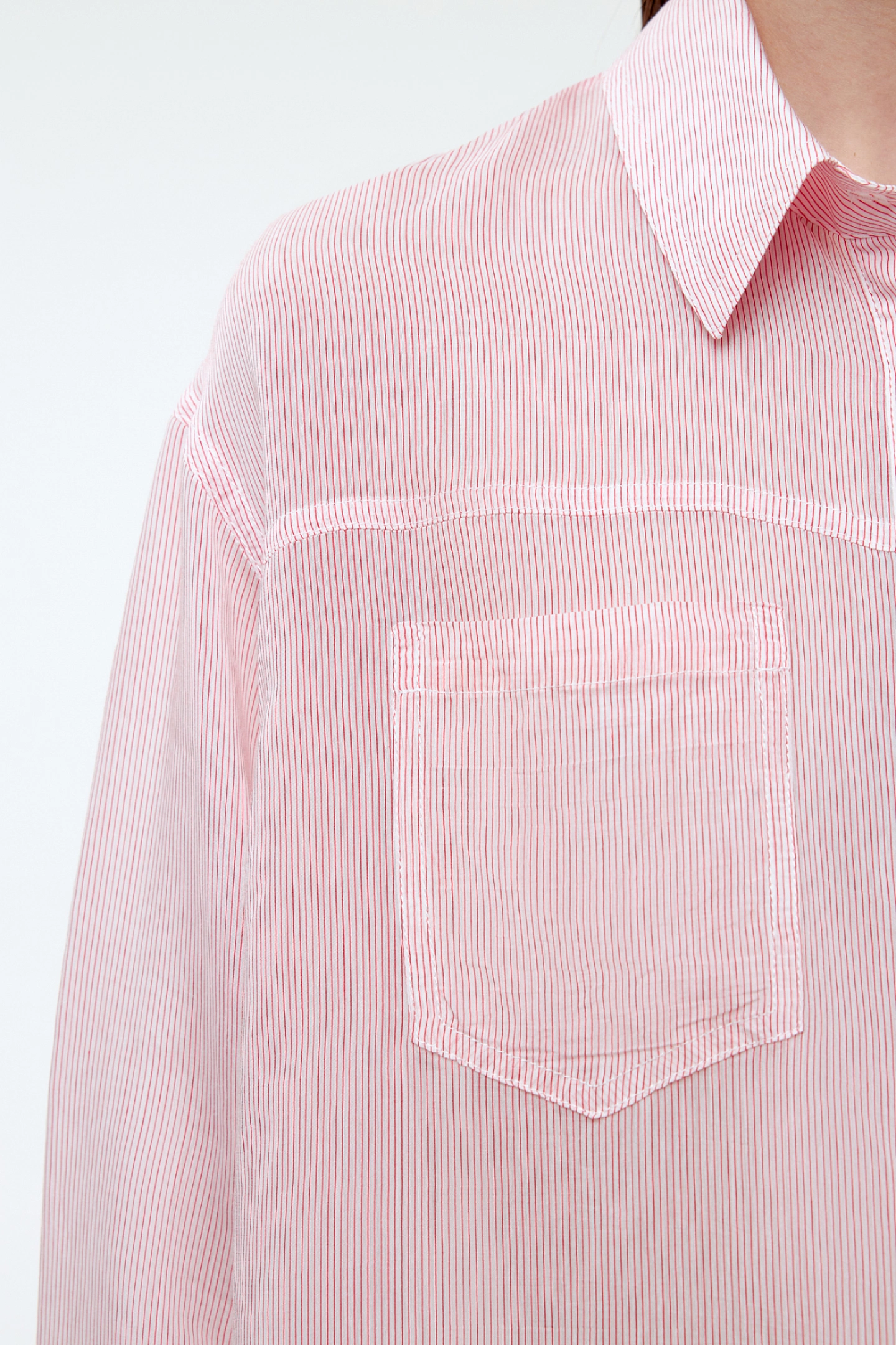 Рубашка со спущенным плечом и кокеткой