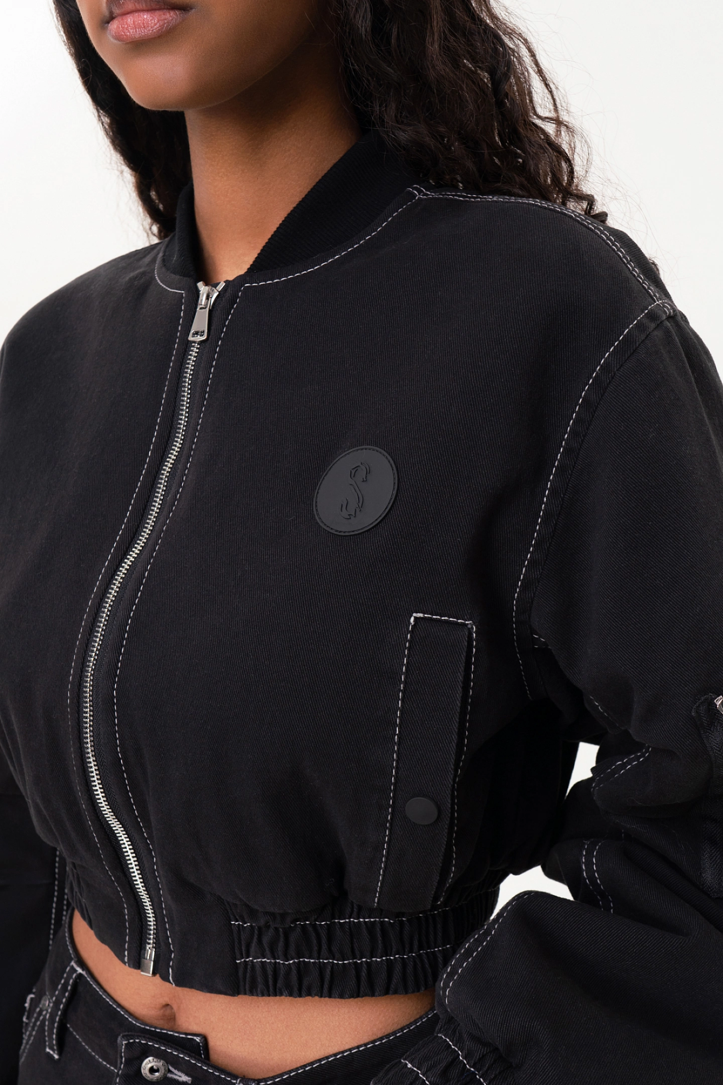 Бомбер короткий с широким рукавом и юбка макси джинсовая