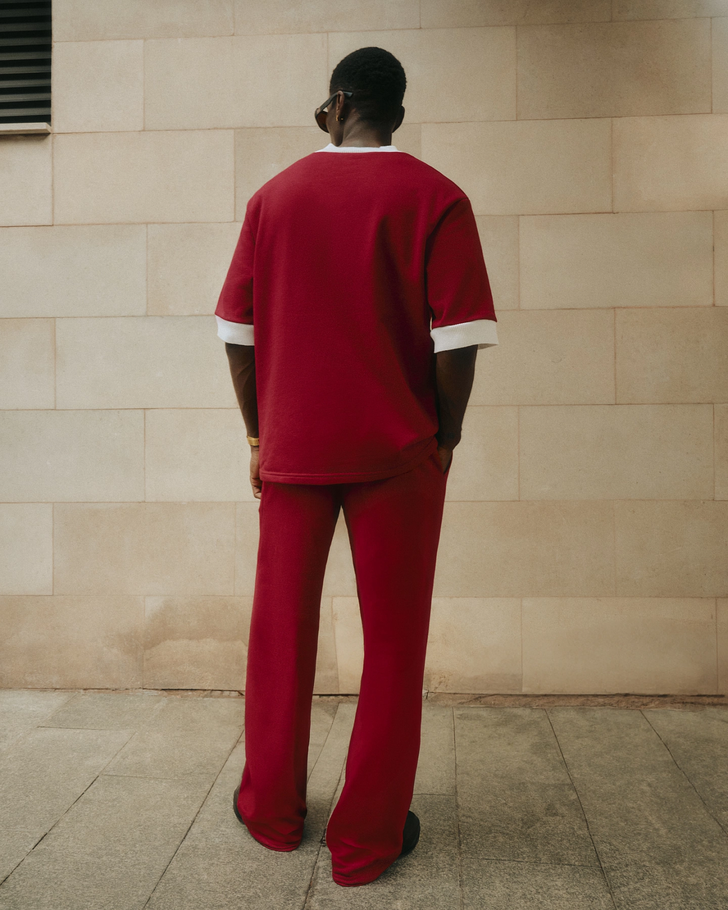 Футболка и брюки с вязаной отделкой