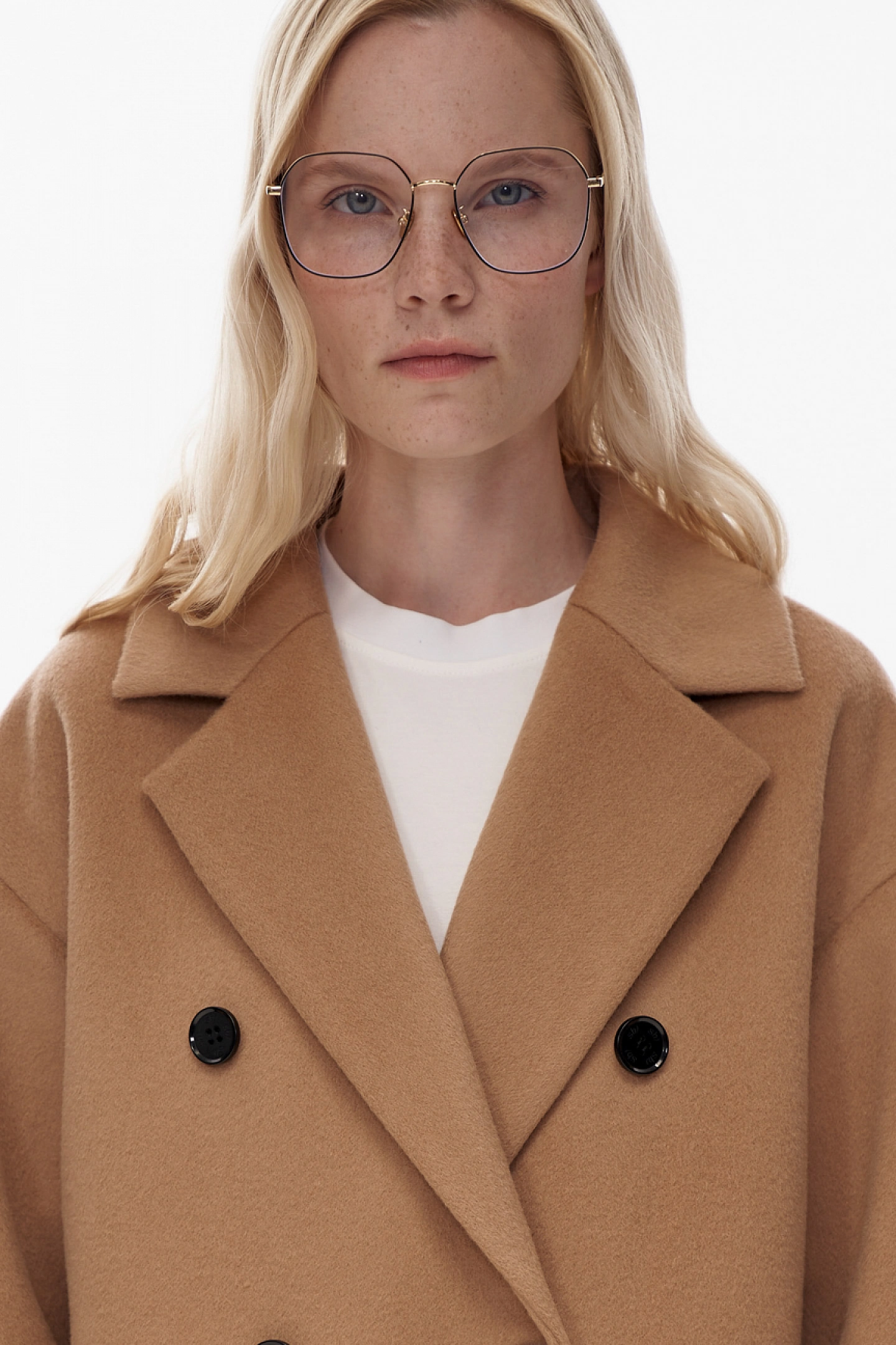 Пальто двубортное с контрастными пуговицами