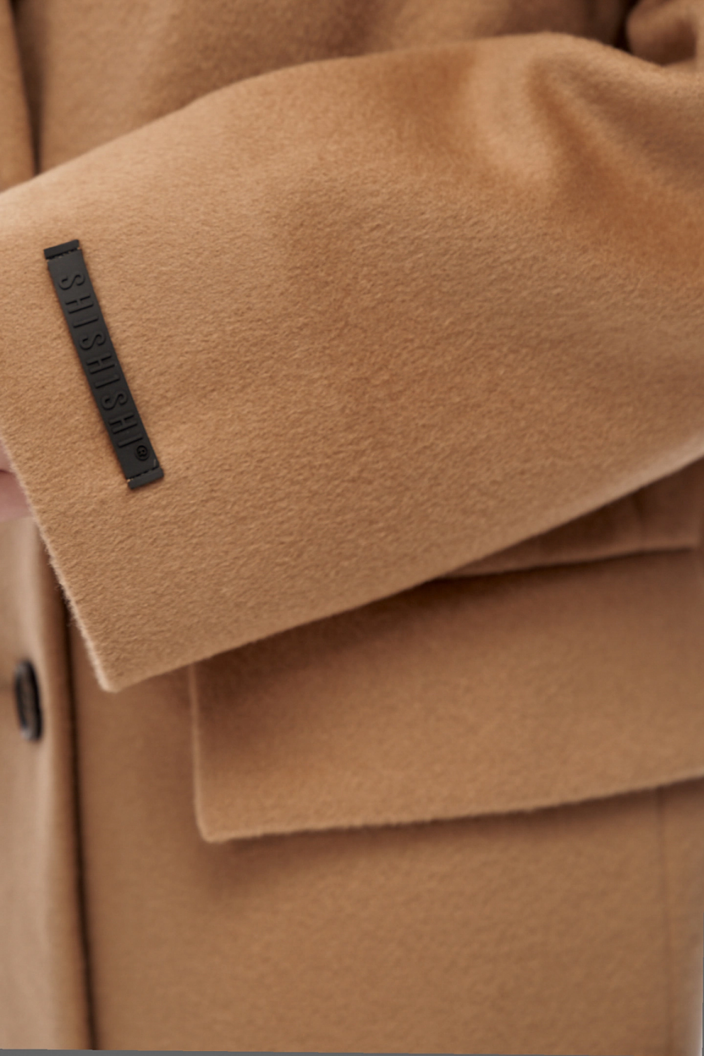 Пальто двубортное с контрастными пуговицами