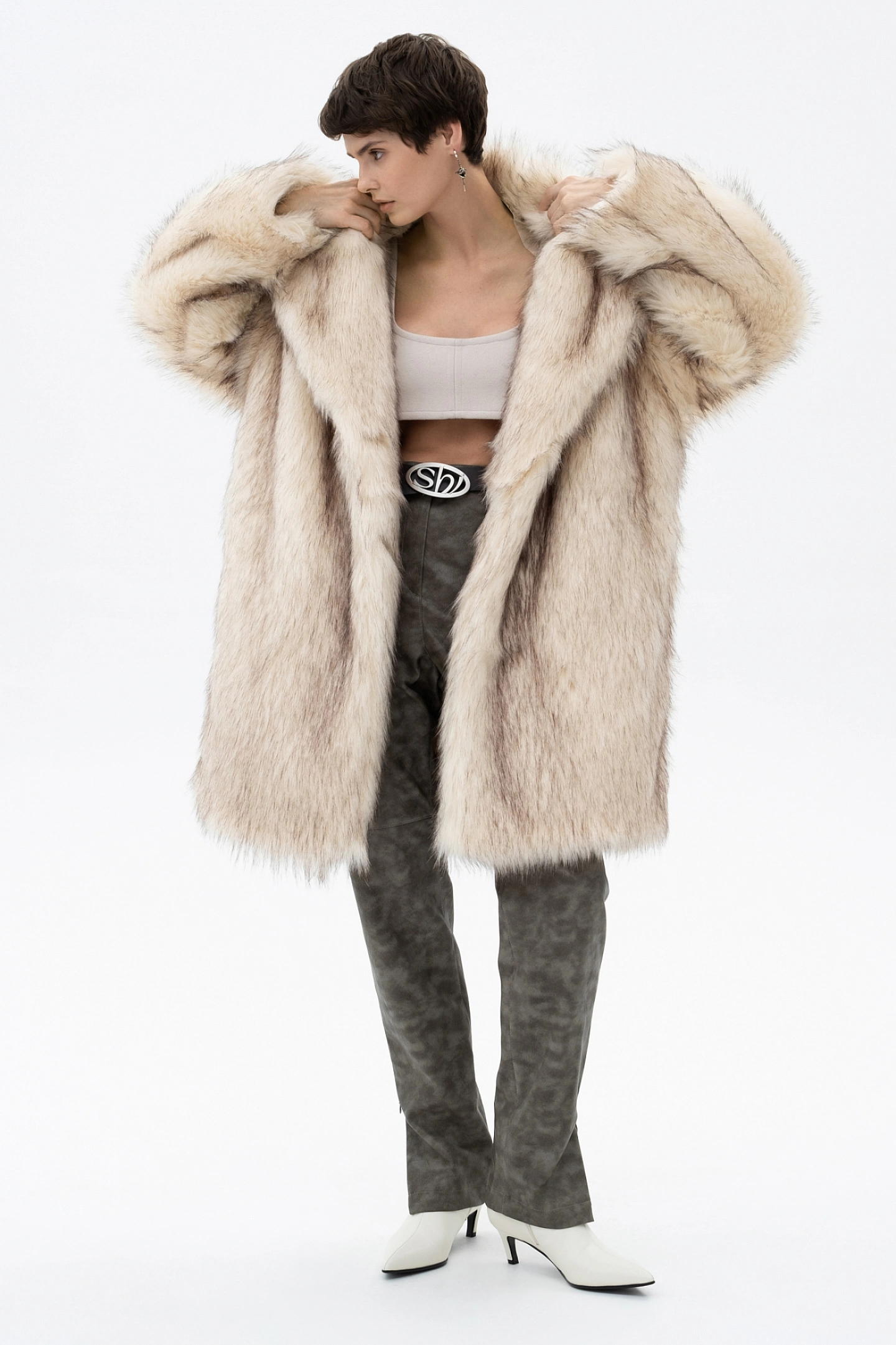 Пальто меховое двубортное со спущенным плечом