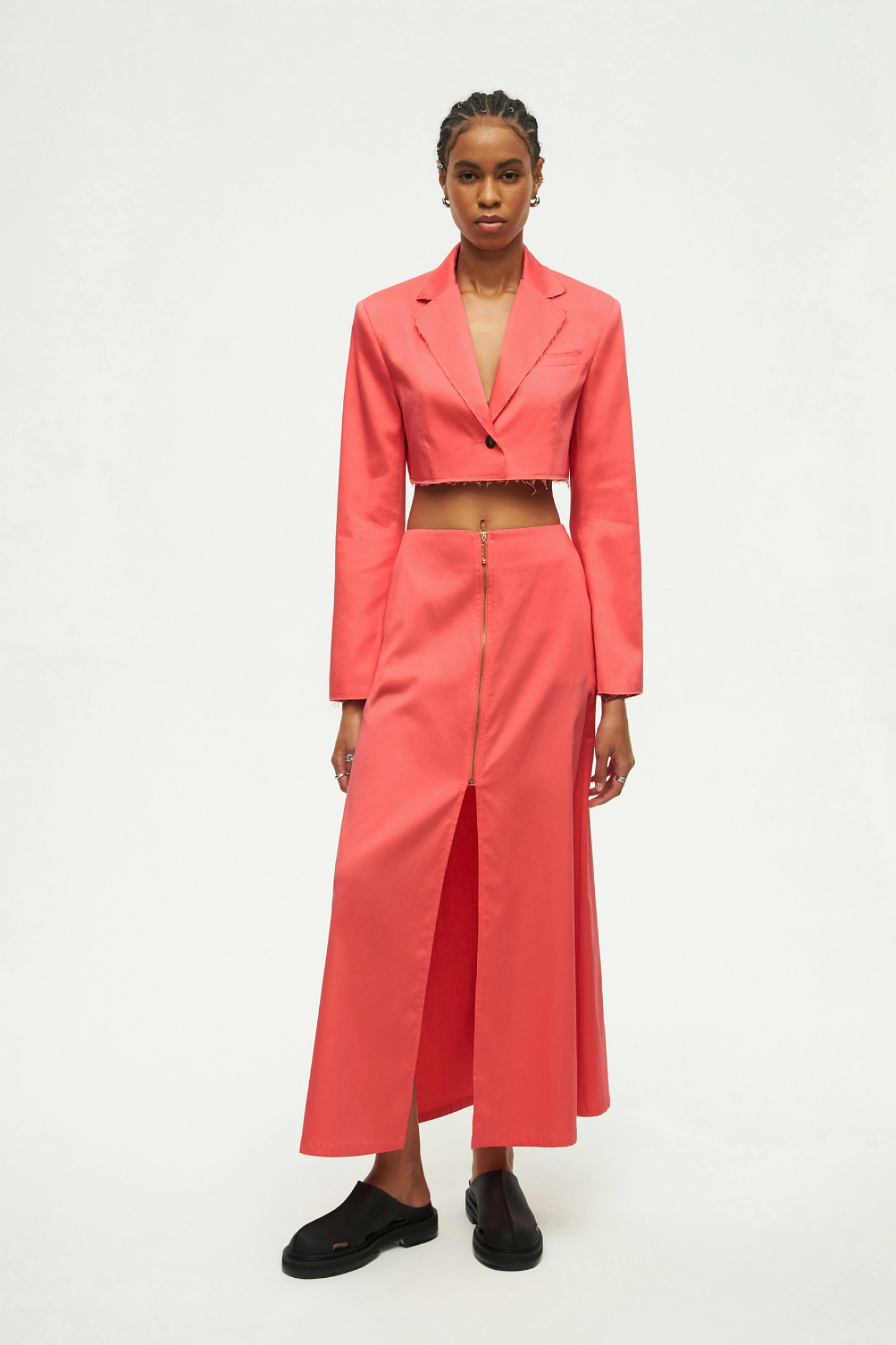 Жакет короткий с открытыми срезами